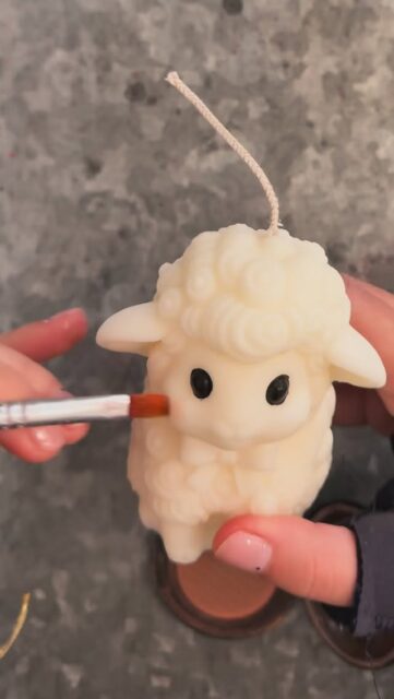 Λένε πως η λεπτομέρεια κάνει τη διαφορά... εμείς λέμε πως η λεπτομέρεια είναι η υπογραφή μας. ✨ Ένα άγγιγμα ρουζ, λίγο φως στα μάτια και το προβατάκι μας είναι έτοιμο να σας κλέψει την καρδιά! Ξέρουμε πόσο τα λατρεύετε αυτά τα μικρά “μαγικά” κι εμείς δεν σταματάμε να τα προσθέτουμε. 🕯️🐏
.
.
.
#candlemaking #handmadecandles #candlemaker