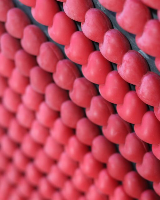 🫀 The Making of: Melting Hearts
Χωρίς φίλτρα, μόνο η αληθινή πλευρά της δημιουργίας. Σήμερα σας βάζουμε στο εργαστήριο του KAÏSAKI apothecary μέσα από μερικά raw, ακατέργαστα κλικ.
Από τα εργαλεία στον πάγκο και το σμίλευμα του κεριού, μέχρι το δέσιμο κάθε tag στο χέρι. Δεν υπάρχουν τέλεια στημένα σκηνικά, παρά μόνο 100% αυθεντική δουλειά, χρόνος και πολλή αγάπη για το κάθε μοναδικό κομμάτι.